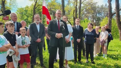 Grzegorz Michal BRAUN przy pomniku UPA na wzgorzu Monastyr; mp4 686x432