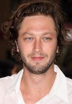 Aktor Ebon Moss-Bachrach