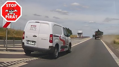 Furgonetka mało nie doprowadza do zderzenia z wojskową ciężarówką.  STOP PIRAT