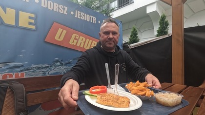 Naciągacze z Międzyzdrojów i podgrzewane wędzone ryby w mikrofali / Oddaszfartucha