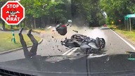 Osobówka zajeżdża drogę motocykliście i doprowadza do zderzenia - ku przestrodze.  STOP PIRAT