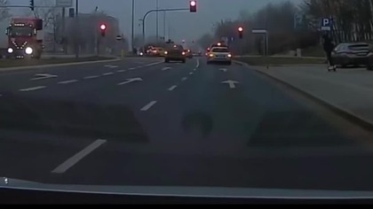 Osoba na hulajnodze ścina ulicę o krok od dramatu!  #wypadek #niebezpiecznie #polskiedrogi