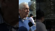 HIT.  EMERYT NIE WYTRZYMAŁ, PODSZEDŁ DO MŁODEJ DZIEWCZYNY I SIĘ ZACZĘŁO...