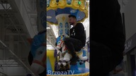 Dorosły chłop na karuzeli