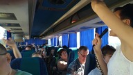 Aniołki z Markuszowa śpiewają w autokarze.