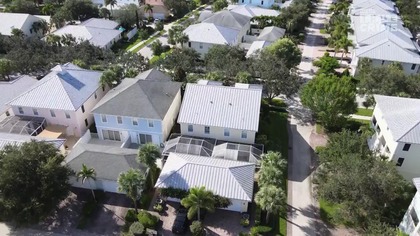 Światła, kamera, morderstwo (2023) - Śmierć na festiwalu zombie