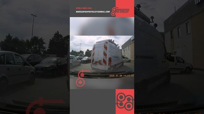 Kierowca Kierowca busa cofa bez patrzenia, ignoruje trąbienie, potem znów wsteczny