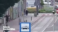 Kopniakiem wybił szybę i ukradł plecak, buty i czapki.  Wszystko nagrała kamera
